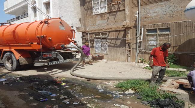 عدن: الشاجري يباشر النزول ميدانيا للاشراف على النظافة والصرف في خورمكسر