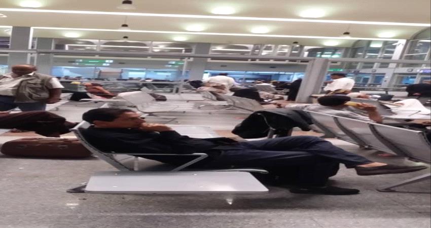 طيران اليمنية يسيئ معاملة مسافرين ويتركهم في مطار عدن لساعات طويلة.. لهذا السبب