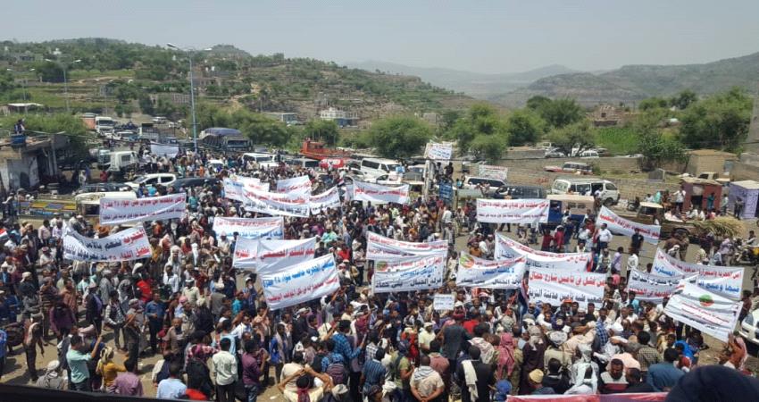 تظاهرات حاشدة تندد باقتحام ميليشيا الحشد الشعبي التابعة للاصلاح لمناطق الحجرية