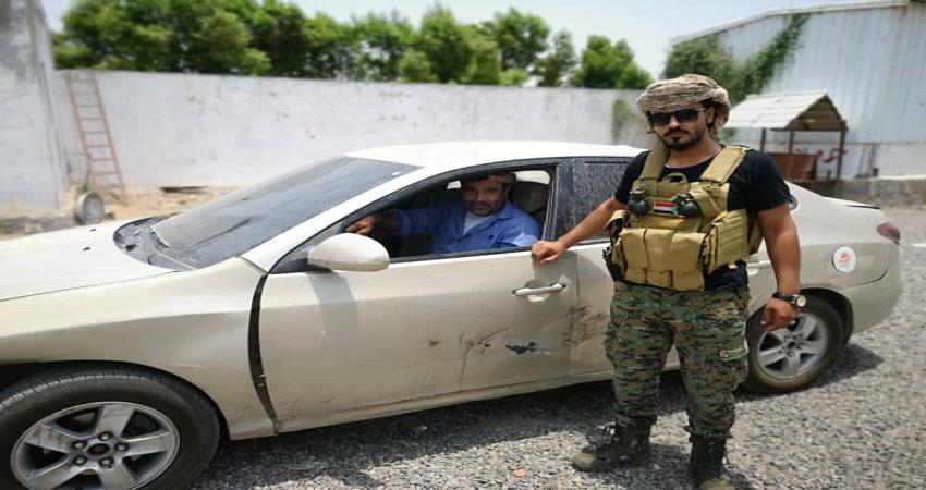 قوات حزام لحج تستعيد سيارة مدنية خاصة ومقتنيات شخصية 