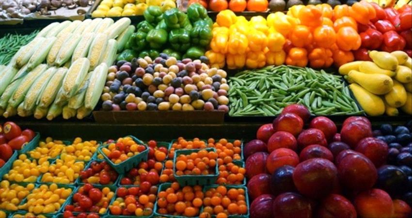 أسعار الخضروات والفواكه تشهد إستقرارا نسبيا في أسواق عدن صباح اليوم الاثنين