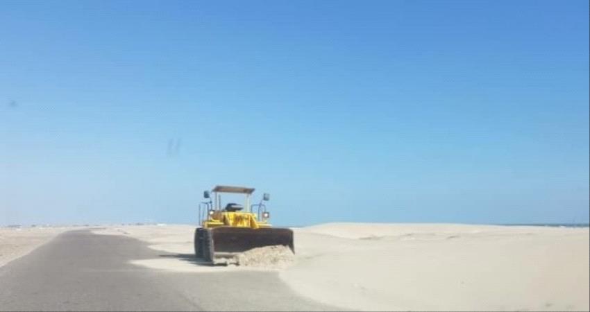 إزاحة الكثبان الرملية من الطريق الواصل بين عدن وأبين