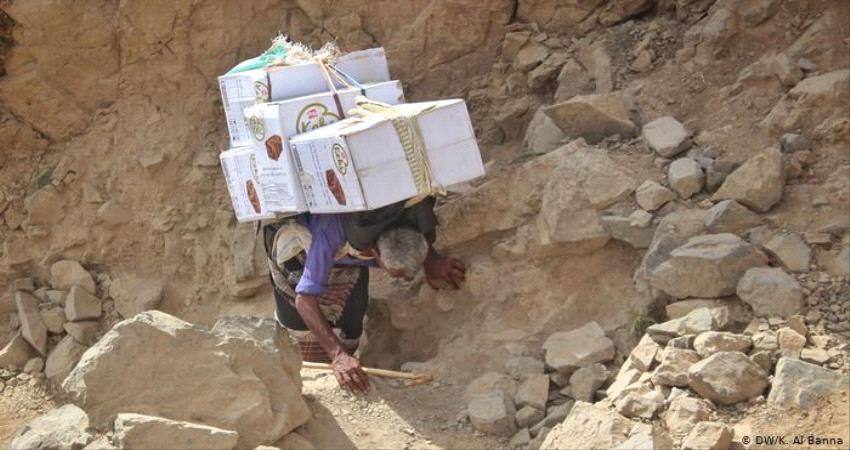تقرير للوكالة الألمانية :  الحرب باليمن تدفع كبار السن للأرصفة والعمل الشاق