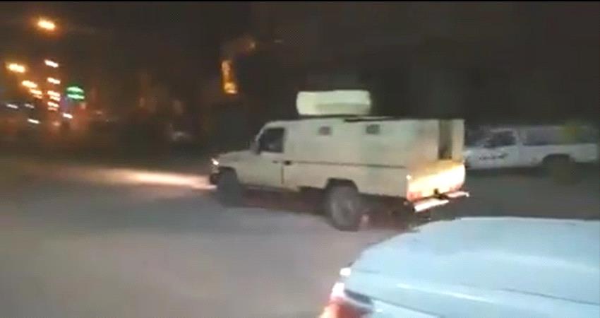 شاهد بالفيديو .. انتشار عسكري كثيف في الشيخ عثمان لملاحقة مطلوبين