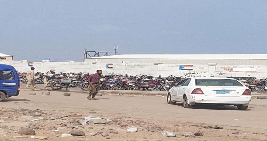 بالصور.. أمن عدن يعلن ضبط مئات الدراجات النارية والمركبات غير المرقمة