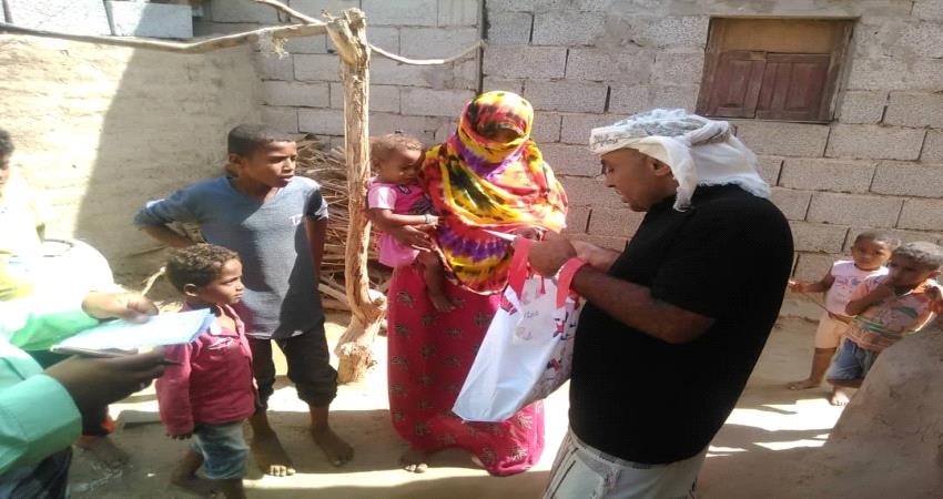توزيع مساعدات مالية للمحتاجين في أبين 