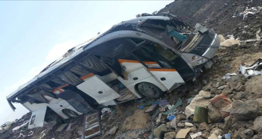 صورة- مصرع 3 واصابة 12 اخرين خلال تحطم حافلة مسافرين في ابين