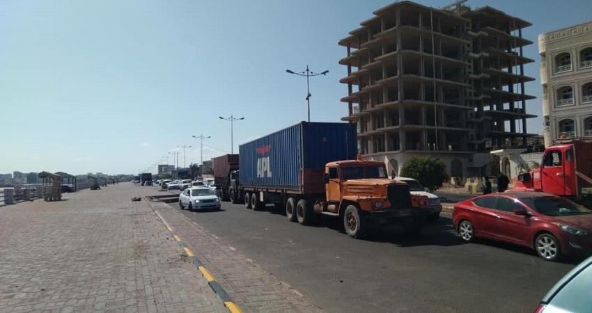 صور- شاحنات النقل الثقيل تغلق الشوارع عدن