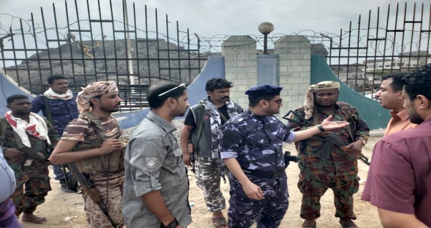مسؤول أمني يعاين الإجراءات الأمنية لحماية مهرجان عدن 2019