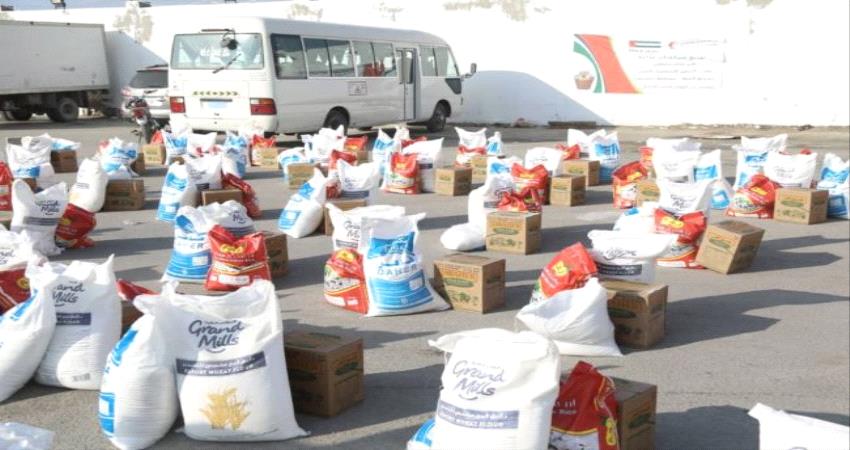 هلال الإمارات يقدم مساعدات غذائية لموظفي مكتب الشؤون الاجتماعية بالمكلا