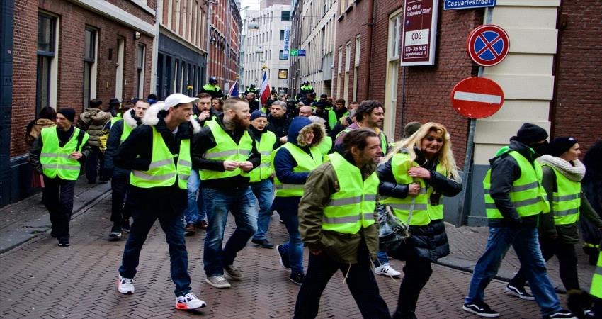 هولندا.. “السترات الصفراء” تتظاهر مطالبة برحيل رئيس الوزراء (صور)