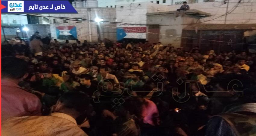 صور- حشود كبيرة تتابع مبارة اليمن وإيران في عدن