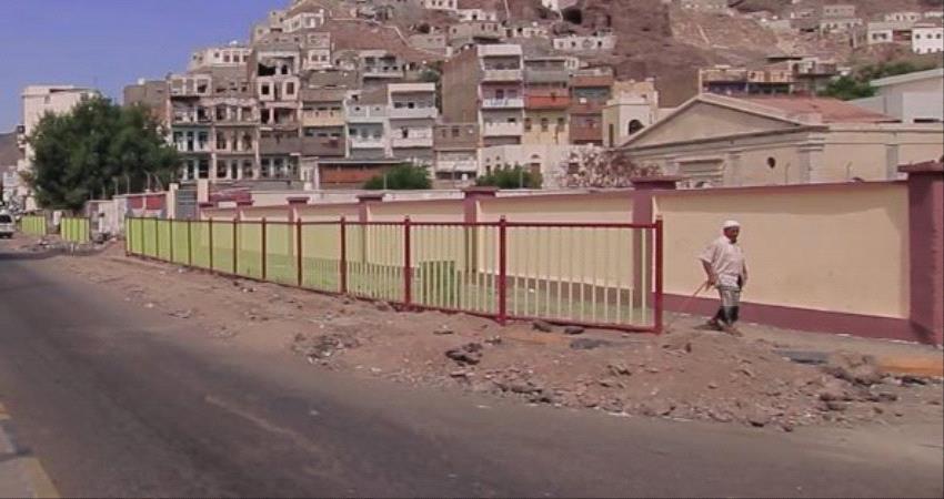 عدن: بناء سور مدرسة" أروى" على نفقة رجل الاعمال عمر بانافع