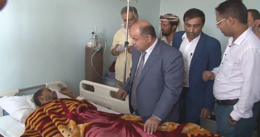 نائب رئيس الوزراء اليمني يتفقد جرحى حادثة العند في مستشفيات عدن