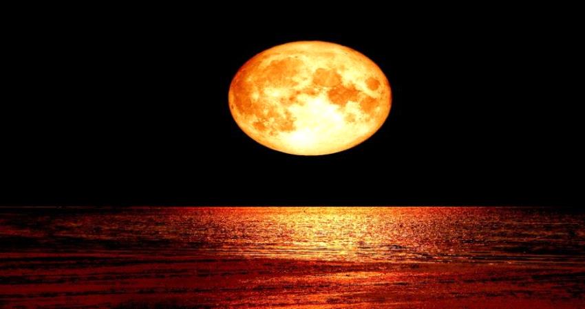 العالم يترقب “القمر الدموي العملاق” الليلة