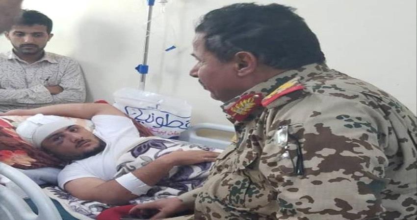 الرهوه يزور الجريح الحجيلي ضحية اعتداء جنود الحماية في عدن