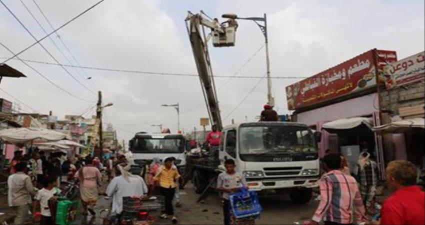 توصيل كيبل كهربائي لإنارة الشارع الرئيسي في الشيخ عثمان 