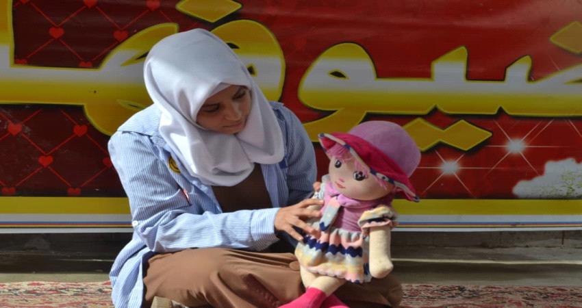 عدن: طالبات ثانوية يقمن طبق خيري لصالح مرضى سرطان الأطفال 