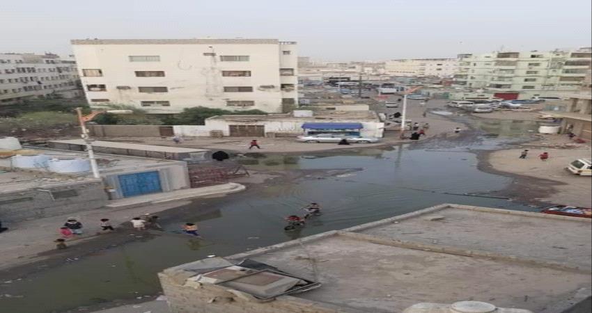 صور- بحيرات المجاري تغلق احياء المنصورة في عدن