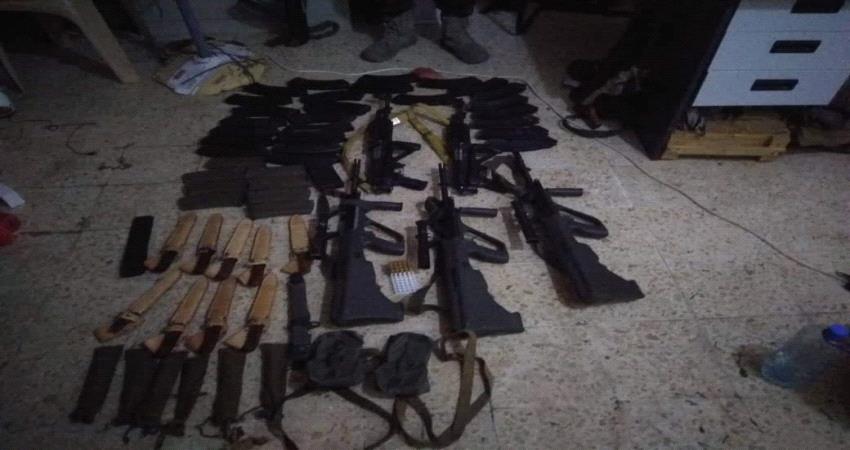 ضبط اسلحة ونواظير ليلية في نقطة أمنية شرق عدن