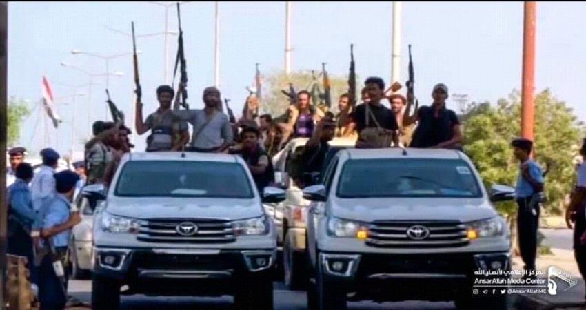 سيارات نزع الألغام الأممية تظهر في عرض عسكري للحوثيين بالحديدة