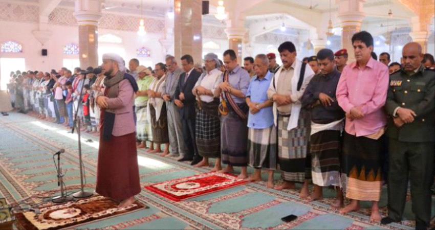 صورة- رئيس الوزراء يؤدي صلاة عيد الفطر المبارك في عـدن