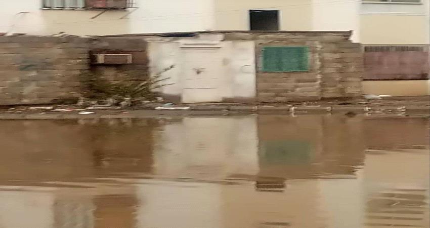 عدن: حملة إزالة للعوائق من مجرى السيول في كريتر