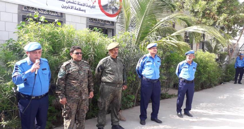 مسؤول أمني في عدن يزور شرطة السير ويشيد بدور رجالها في أداء واجبهم 