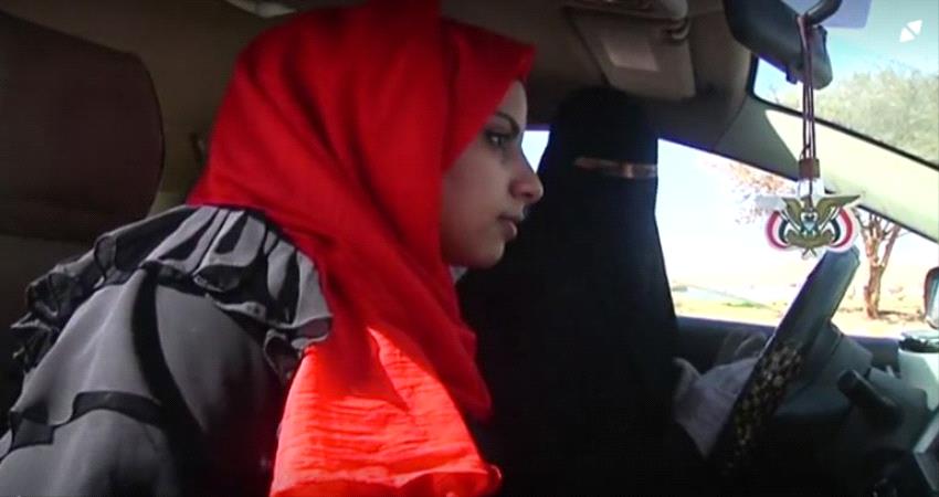يمنية تقدم دروسا في قيادة السيارات لدعم أسرتها
