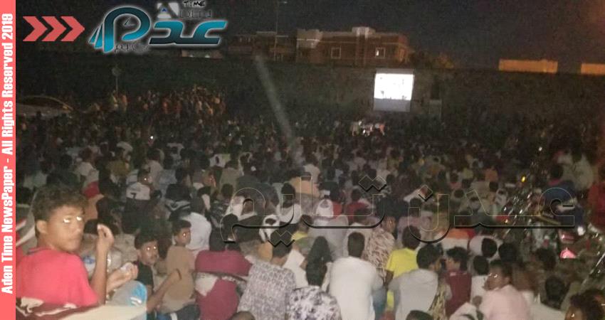 حشد جماهيري في مدرجات ملعب بن سلمان لمشاهدة اضخم انتاج سينمائي في تاريخ ابين