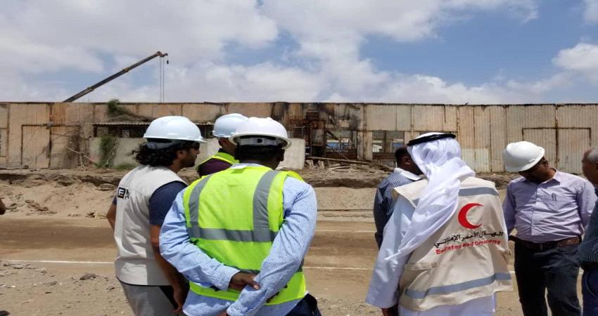 ممثل الهلال الأحمر يتفقد موقع محطة الكهرباء التي تبنيها الإمارات في عدن