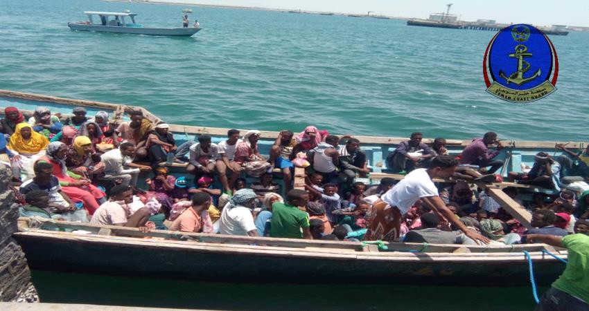 في قارب يقوده 5 يمنيون.. مصلحة خفر السواحل تحبط تهريب 144 أفريقياً 