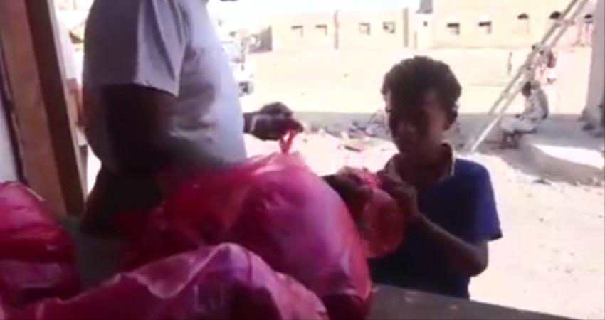  الهلال الإماراتي يوزع الخبز مجانا ل 25 ألف يمني في #الساحل_الغـربي