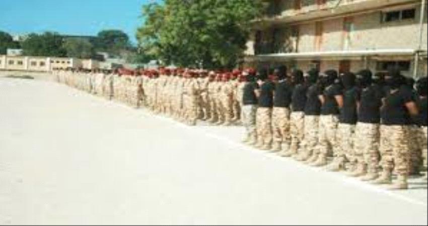 جنود يتبعون محور عتق يقيمون قطاع جديد احتجاجا لعدم صرف مرتباتهم