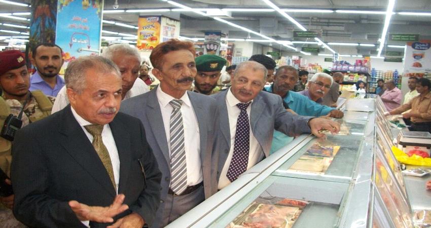 وزير الصناعة والتجارة يتفقد اسعار المواد الغذائية في حملة مفاجئة للمحلات التجارية بعدن 