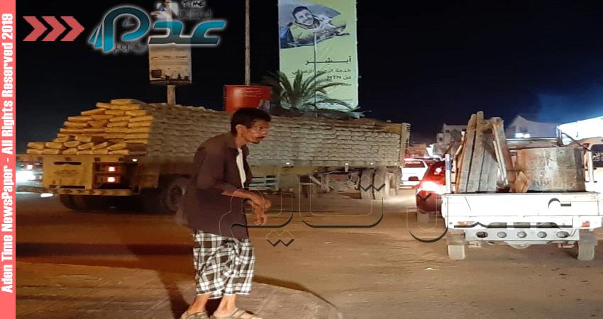 صور- شاحنات النقل تغلق شوارع عدن في مساء رمضان