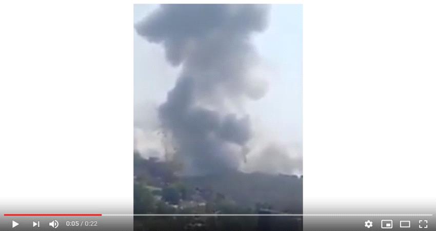 شاهد فيديو .. انفجار مخزن اسلحة للحوثيين شمال قعطبة جراء استهدافه بطيران التحالف صباح اليوم