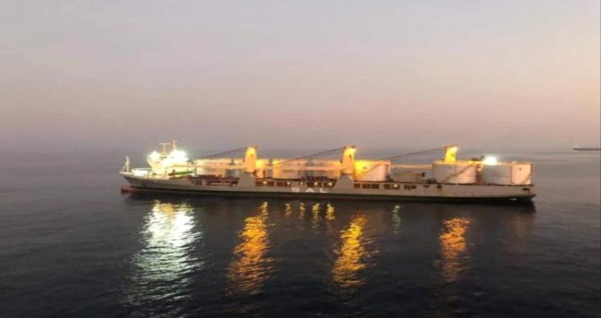 قاطرات النقل تعيق إخراج خزانات مشروع كهرباء عدن الجديدة من الميناء