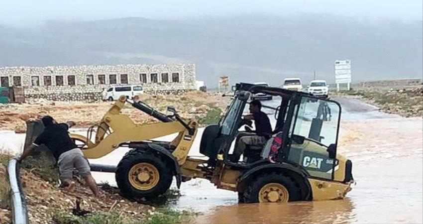 خليفة الانسانية تعيد فتح الطرق المتضررة من مياه السيول في سقطرى 