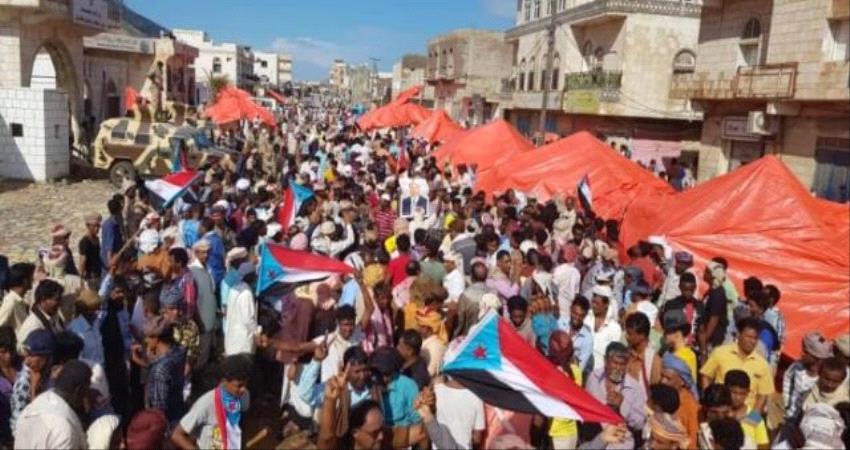 حشود كبيرة من أبناء سقطرى يتوافدون لساحة الاعتصام للمطالبة بإزاحة سلطة الإخوان