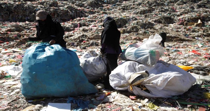فيديو - نساء صنعاء ياكلن من القمامة في زمن الحوثيين
