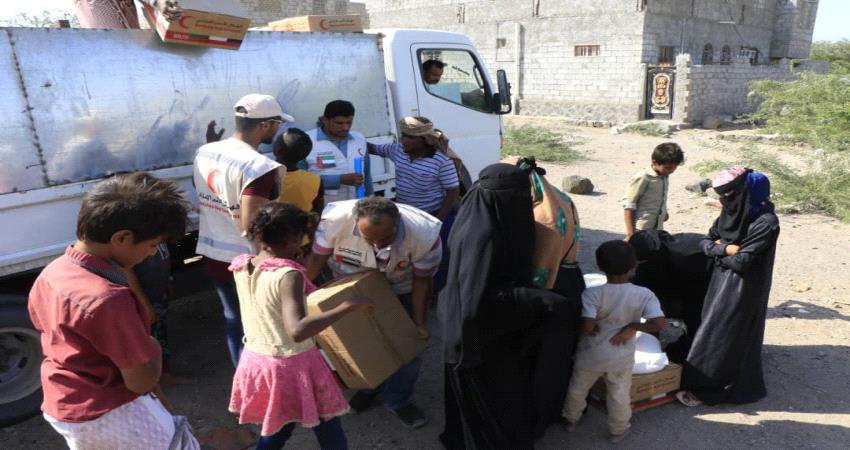 مساعدات اماراتية للمتضررين من قصف الحوثي على مدينة المخا
