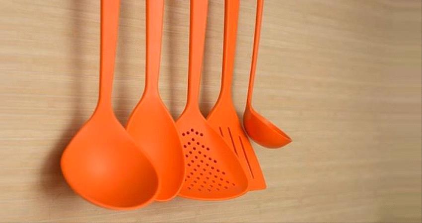 الطهي بأدوات بلاستيكية يسرب مواد سامة للطعام