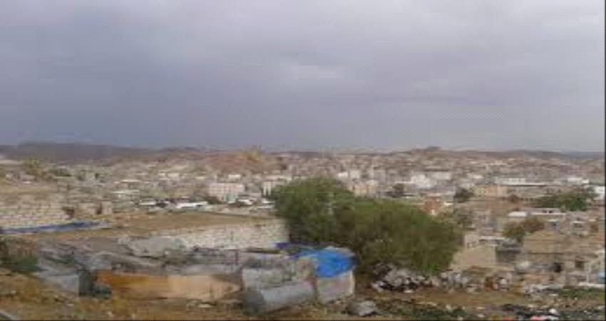 استشهاد فتاه واصابه والديها بقصف مدفعي للحوثيين طال مديرية الصومعة في البيضاء
