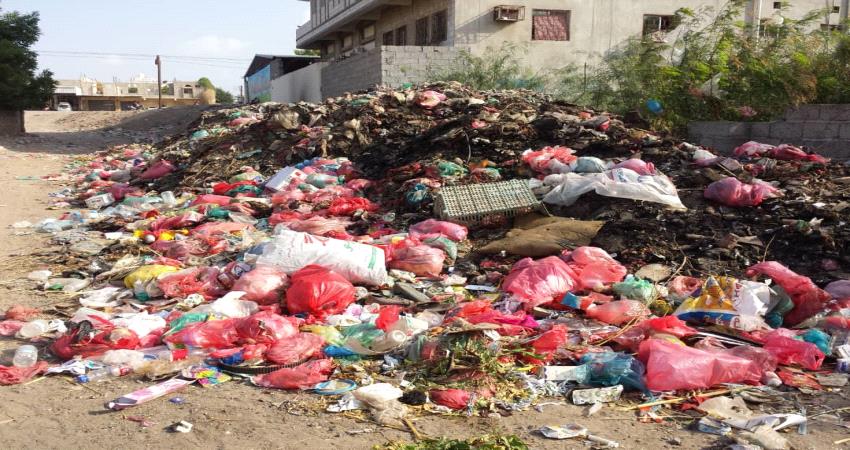 مناشدات برفع أكوام القمامة من جوار مدرسة الراية بصبر لحج