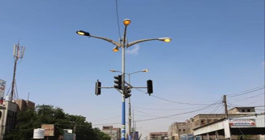 تركيب كشافات ومصابيح جديدة في شارع الفقيد محمد سعد بالشيخ عثمان 