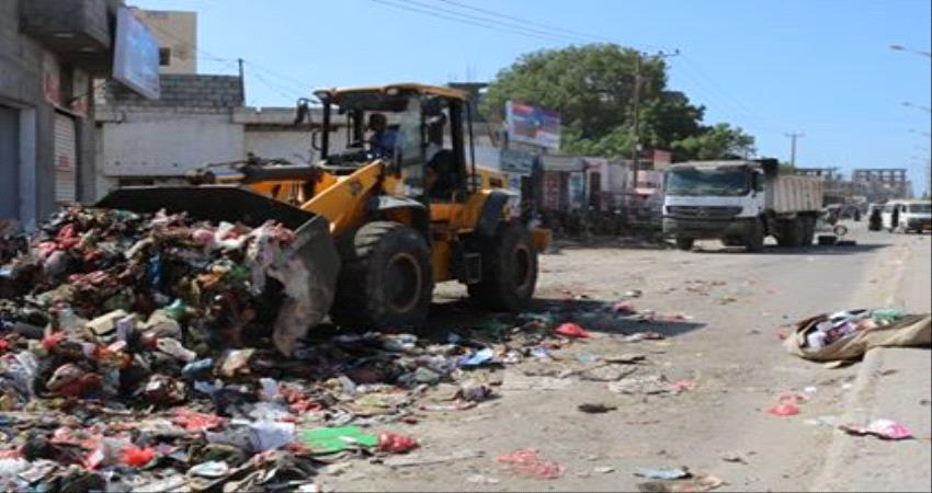 رفع اكوام القمامة من شوارع الشيخ عثمان