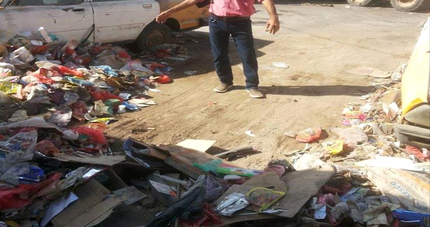 عدن.. شوارع القلوعة «مقالب للقمامة» بسبب إضراب عمال النظافة منذ أيام