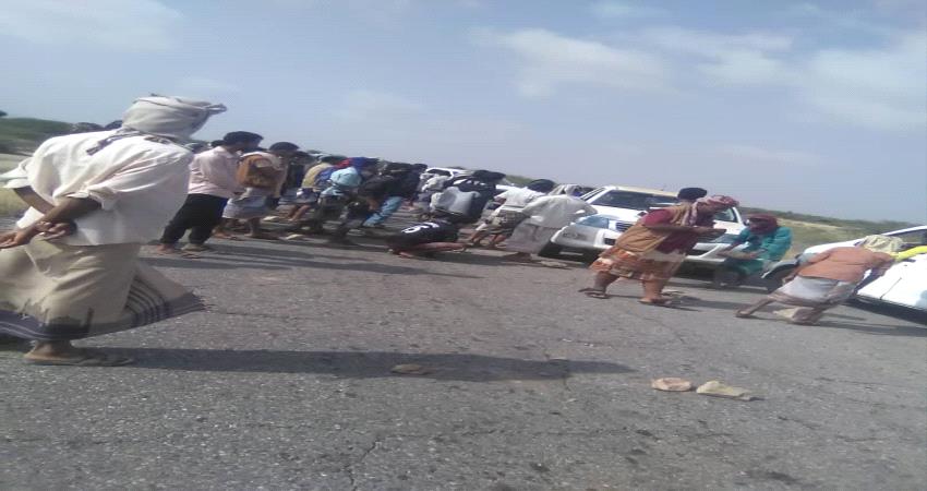 منتسبون للحماية الرئاسية يقطعون الطريق العام عدن - شبوة