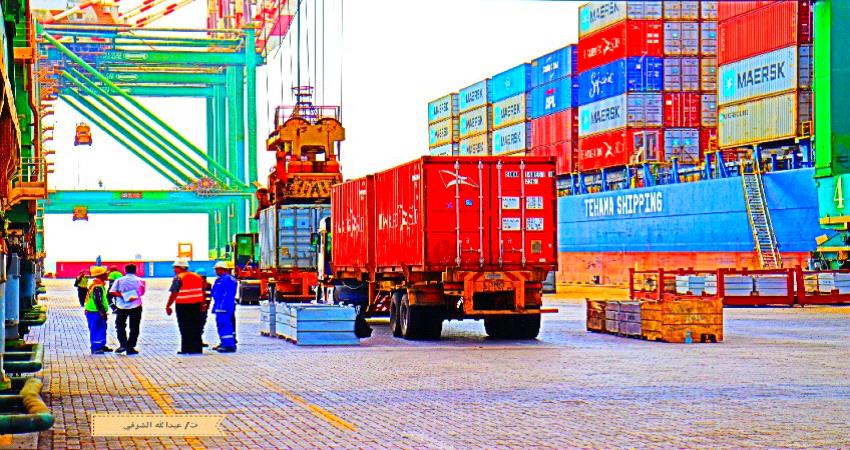 أكثر من 190 الف طن و 2000 حاوية من مساعدات الغذاء العالمي يستقبلها ميناء عدن